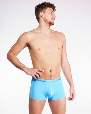 Boxer court Calvin Klein taille basse bleu pâle